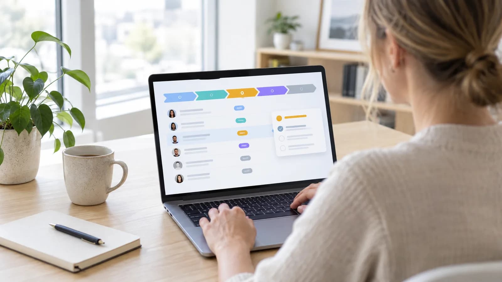 Bedriftseier vurderer et CRM-system på laptop, med kundeliste, salgsstadier og neste steg på skjermen