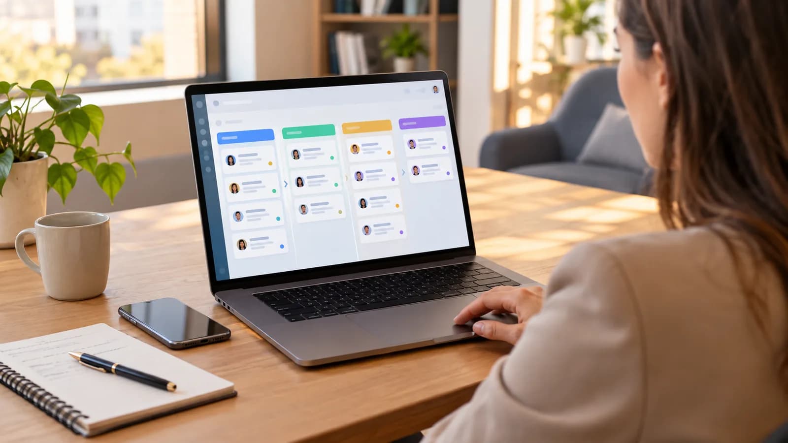 Selger følger opp kunder i et CRM-system på laptop, med salgsstadier og neste steg synlig